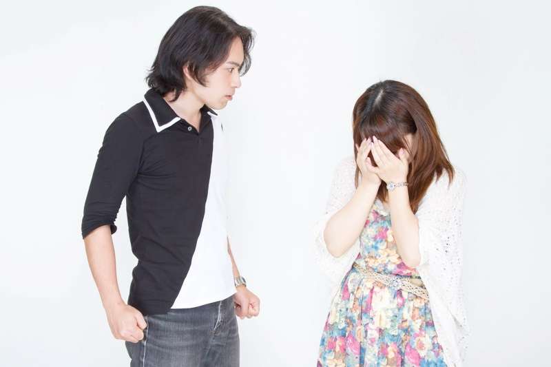 吵架.暴力.家暴.争吵.哭(图/Lala*|マイケル・リュー@pakutaso)https://www.pakutaso.com/20121052290post-2040.html 吵架.暴力.家暴.争吵.哭(图/Lala*|マイケル・リュー@pakutaso)https://www.pakutaso.com/20121052290post-2040.html