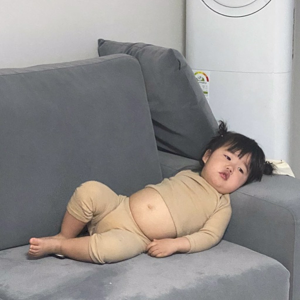 这张厌世照屡获不少网友欢心(图/翻摄自IG@luvv_hyul1)
