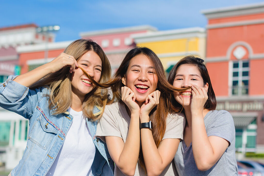 29岁前拥有双子、巨蟹、双鱼、摩羯、牡羊的闺蜜好友,会越来越幸福。 (示意图/Shutterstock)